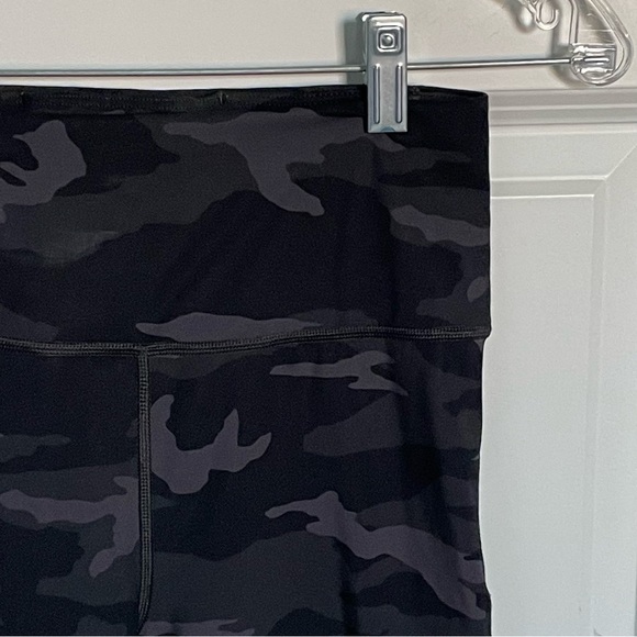 Athleta Ultimate Stash Pocket 7/8 Tight Camouflage Black Gray - 29976 - Picture 5 of 16